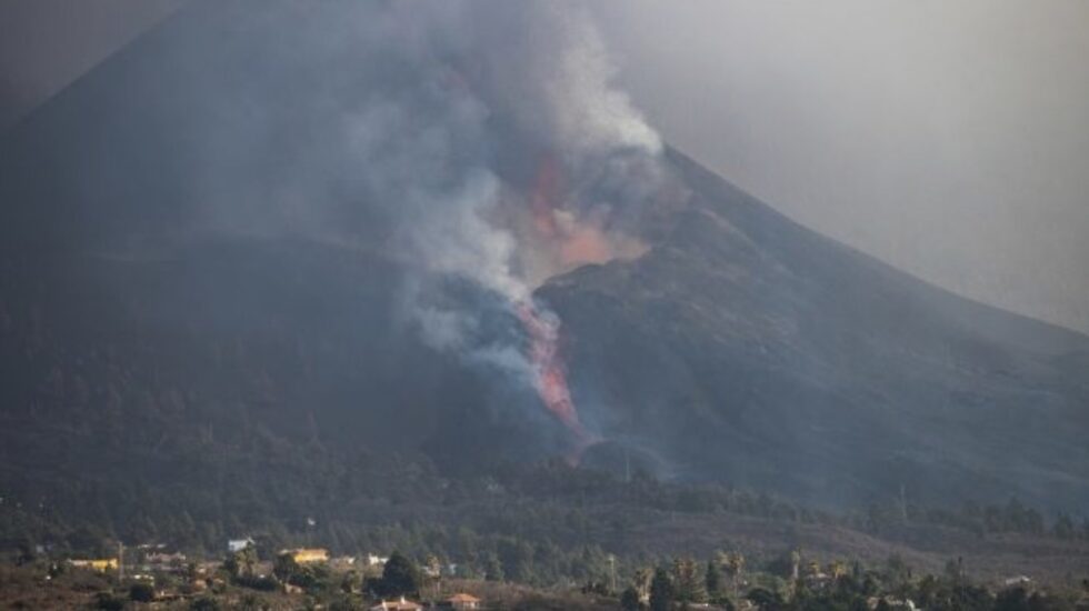 Lewotobi volcano in Indonesia has been erupting for two days: ash columns up to 18 km, villages on Flores buried under dust, evacuations under way.