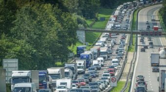 School holidays in NRW from July 12–14 bring heavy traffic to A3, A8 and A61. Over 1,190 construction zones expected. Tips for drivers and best times to travel.