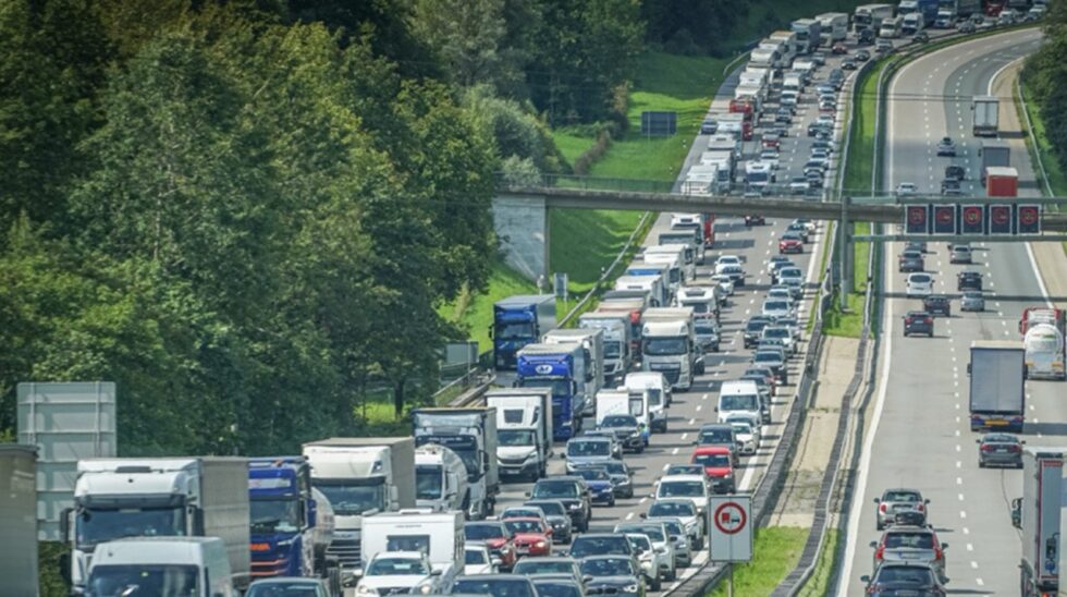 School holidays in NRW from July 12–14 bring heavy traffic to A3, A8 and A61. Over 1,190 construction zones expected. Tips for drivers and best times to travel.