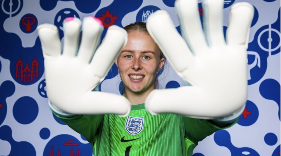Hannah Hampton is rewriting the role of goalkeeper at Euro 2025. Discover how the England and Chelsea star overcame visual challenges and media pressure to become football’s quiet force.
