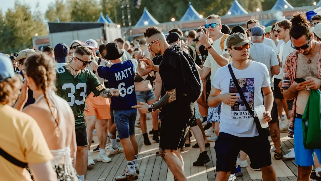 Tomorrowland 2025 starts on time despite Mainstage fire on July 16 – new stage built in 48h, 800+ artists, 400,000 fans, global lineup, full access confirmed.