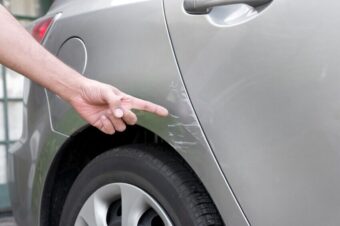 Learn how to remove car body scratches yourself in Germany. Methods, prices, mistakes, and pro tips for lasting results.