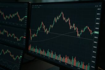 Learn the top 5 costly mistakes crypto beginners make, how to avoid them, and strategies for safer investing in 2025’s volatile digital market.