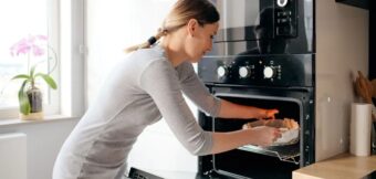 Oven cleaning at home made easy: quick methods with baking soda, vinegar, eco-friendly solutions, store cleaners, and modern self-cleaning technologies.