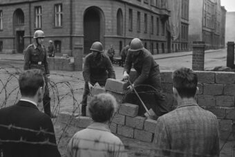 Historic image from August 13, 1961: Construction of the Berlin Wall – a symbol of German division and the Cold War.