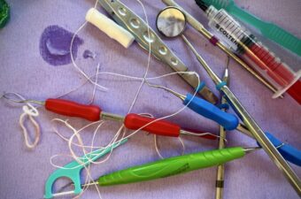 Dental plaque (biofilm) and periodontitis explained: causes, symptoms, home remedies, dental cleaning costs in Germany, and insurance coverage.