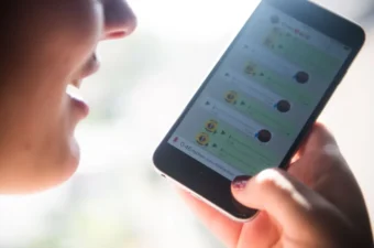 WhatsApp tests a voicemail feature for missed calls, letting users leave instant audio messages. The update is in beta and expected to launch worldwide.