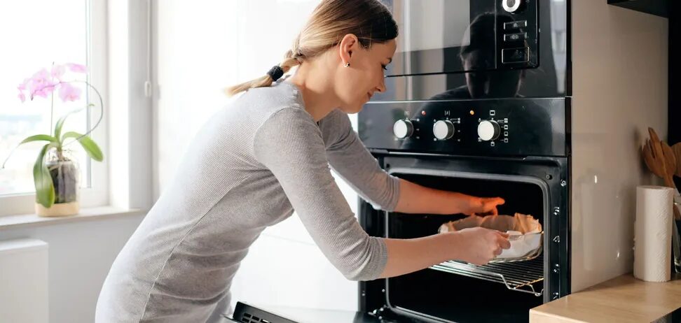 Oven cleaning at home made easy: quick methods with baking soda, vinegar, eco-friendly solutions, store cleaners, and modern self-cleaning technologies.