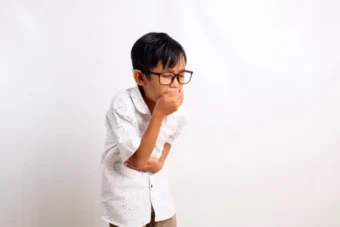 Morning nausea in children before school may signal stress, poor sleep, digestive issues or hidden illness. Parents can use medical advice, routines and home remedies to help.