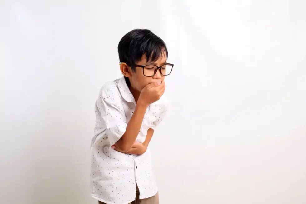 Morning nausea in children before school may signal stress, poor sleep, digestive issues or hidden illness. Parents can use medical advice, routines and home remedies to help.