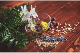 Which teas help against headaches? Discover the effects of peppermint, ginger, chamomile, lavender and turmeric – with medical advice, health tips and practical methods.