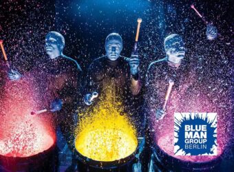 Blue Man Group ends Berlin run after 21 years and 8,500 shows. Renewz.de reports on reasons for closure, last tickets, and the future of Bluemax Theater.