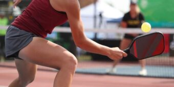 Pickleball is the perfect social-fitness trend for German professionals. Discover why they love the "Dink," where to play in Berlin & Munich, and how it aids networking.