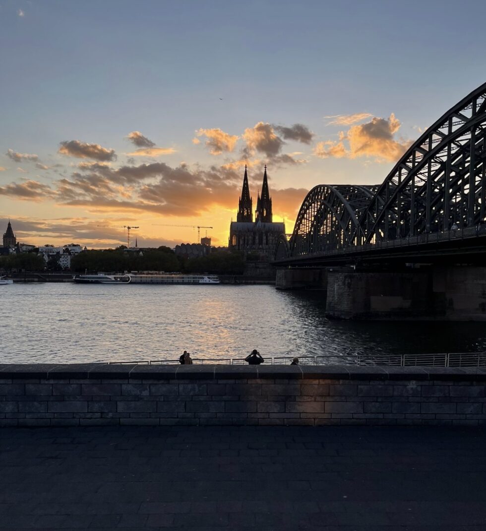Cologne’s main station will be closed from 14–24 November. Major train reroutes, delays and alternative stations await travelers. What you must know.