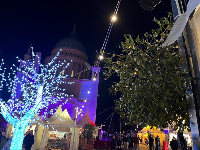 What does a kiss under the mistletoe mean? Origins, symbolism and cultural meaning of this Christmas tradition explained clearly and accurately.