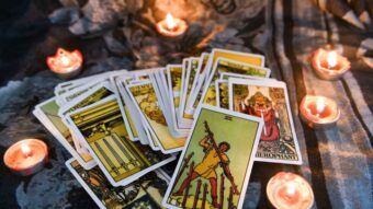 The Tarot Horoscope demands your inner truth. Will you be a victim of self-deception or gain clarity on 5.12.2025? Crucial tips for every sign.