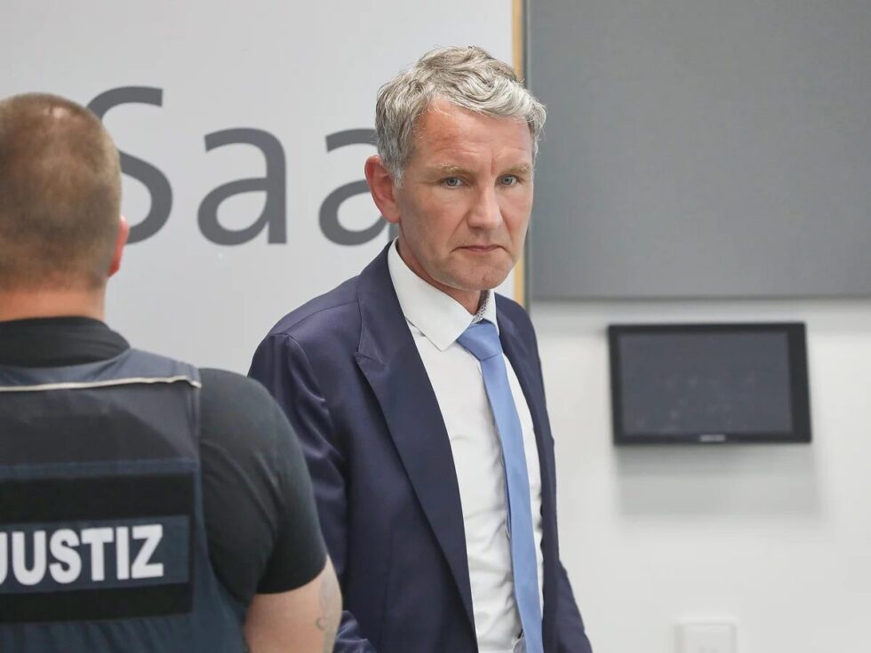 An open conflict has erupted in the AfD Bundestag faction: Deputy Rüdiger Lucassen sharply criticized Björn Höcke over his stance on compulsory military conscription, causing unrest.