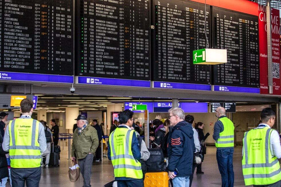 The prolonged modernization of Höchst Station in Frankfurt has turned the hub into a "labyrinth," causing distress for commuters. Deutsche Bahn faces pressure to accelerate work.