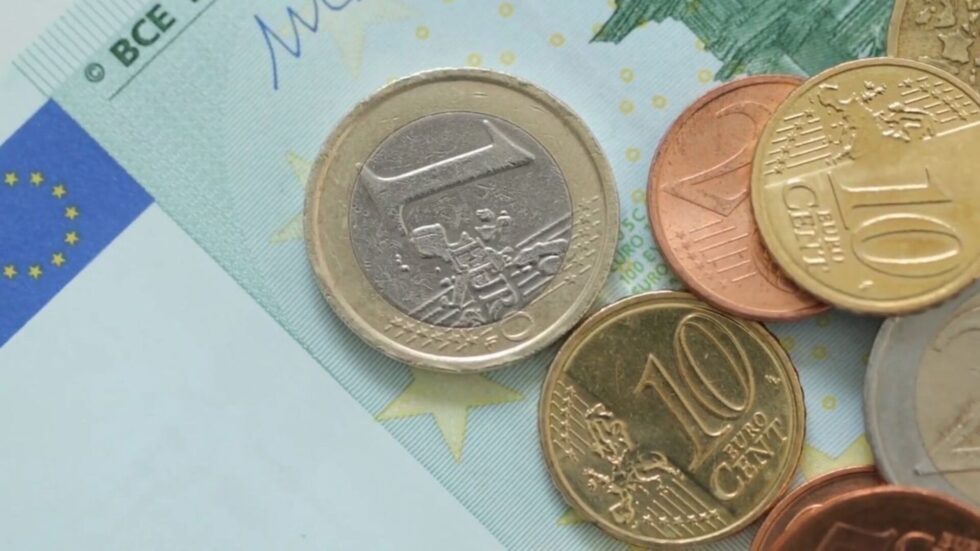 High earners in Germany face lower net pay in 2026. Rising social security costs offset tax cuts for salaries over €5,500, according to Datev's latest analysis.