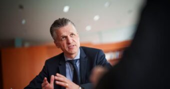 Chancellery Chief Thorsten Frei announces cuts to German healthcare benefits. Plans for "Practice Fee 2.0" and rising insurance premiums for TK and DAK in 2026.