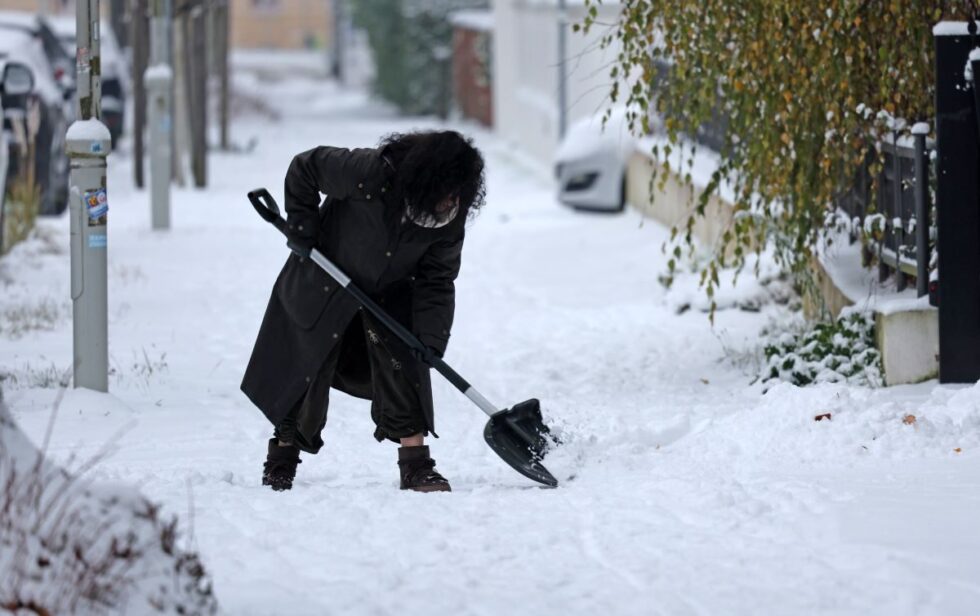 Arctic blast and heavy snow to hit Germany in January 2026. Experts predict 12cm in lowlands and 40cm in the Alps. Current winter probability stands at 70 percent.