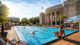 Volksbad Berlin 2026: Free Outdoor Pool at the Volksb&uuml;hne on Rosa-Luxemburg-Platz &ndash; a 25-metre lane opens 7 August in the heart of Mitte, free and no ID. Tickets, opening hours, rules, how to get there.